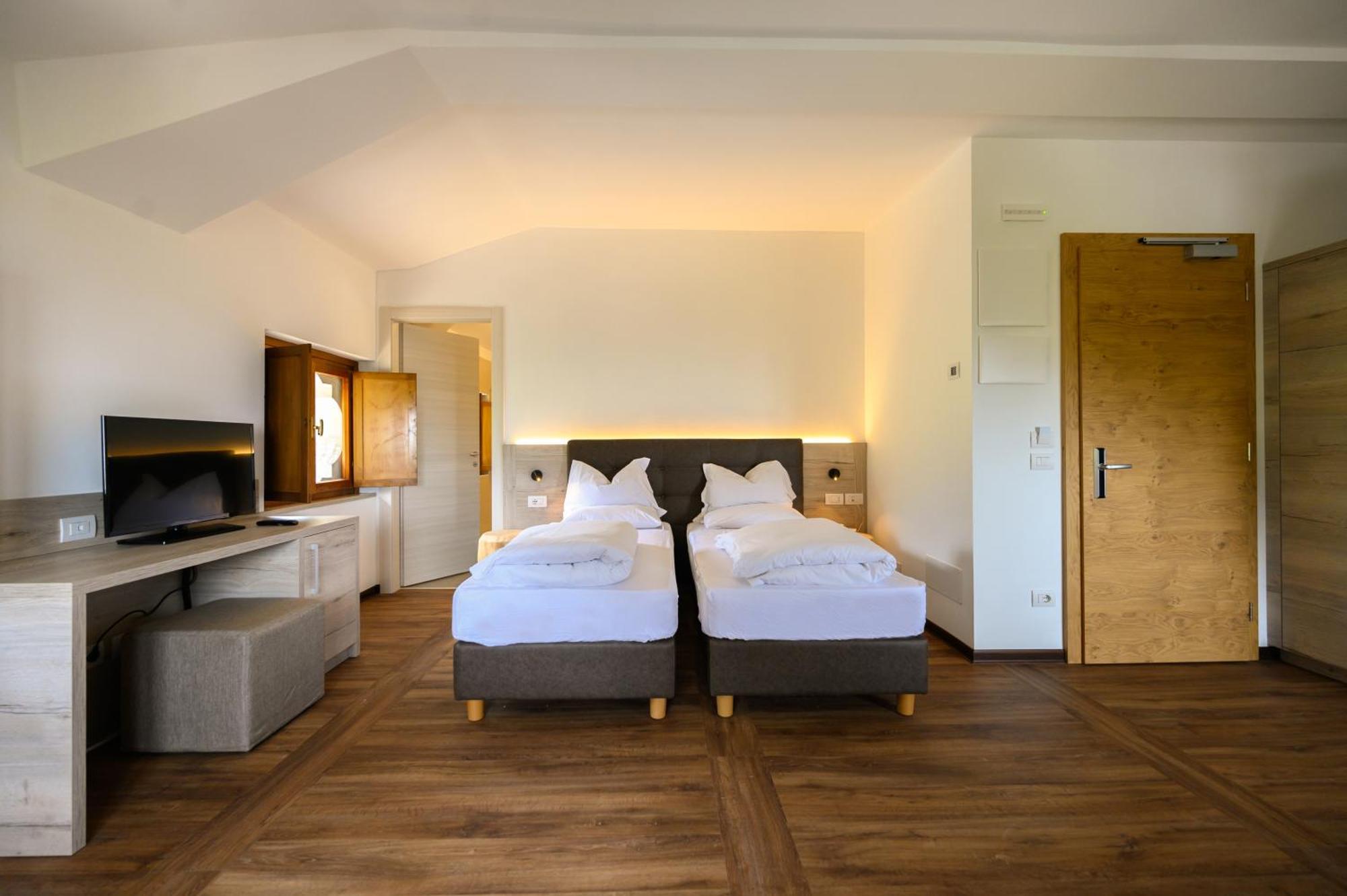 Hotel Stella Alpina Spiazzi Di Caprino Exterior photo